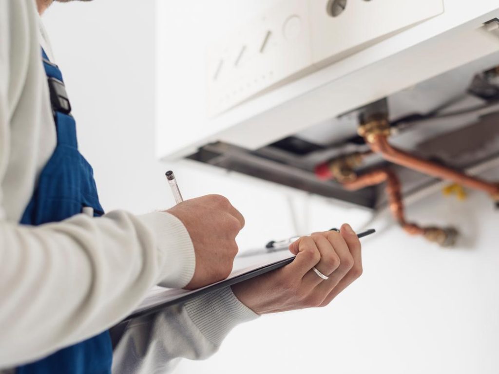 Filling In A Gas Safety Checklist